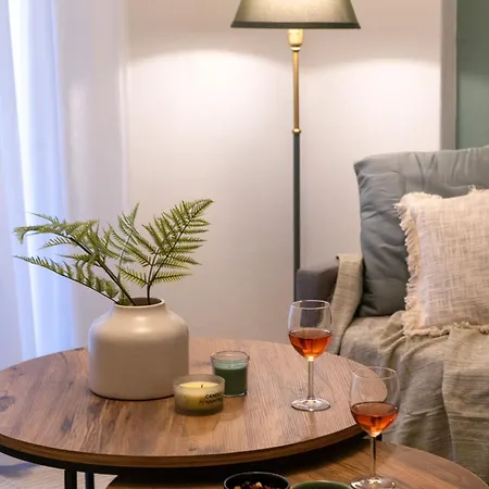 Apartment Chic With Balcony *